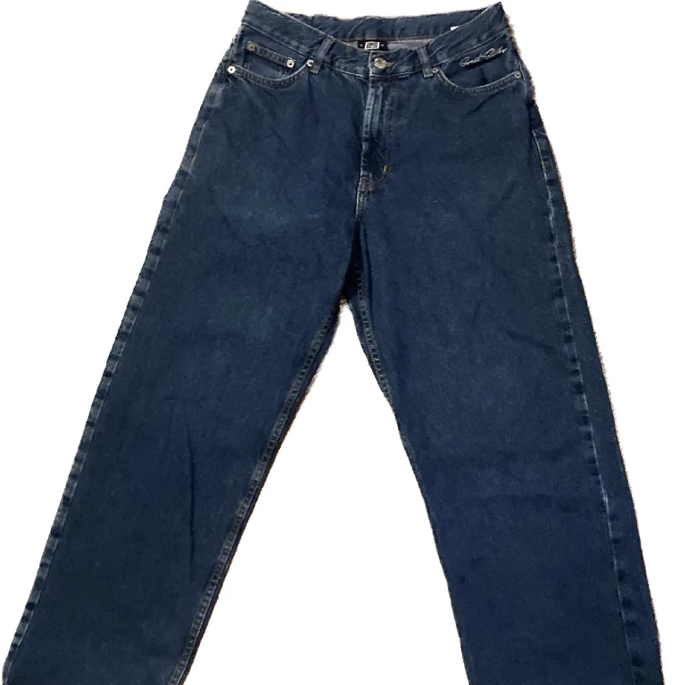 Snygga blåa jeans Baggy passform Snygg broderad text på ena fickan (kolla bild) 🙌🙌🙌 Står XS men passar S  Fint skick, varsamt använda Pris kan diskuteras ‼️. Jeans & Byxor.
