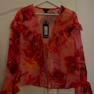 Blus - Säljer denna härliga blus från boohoo i storlek 36 pga glömde returnera i tid 💖Helt oanvänd med prislapp kvar!  Pris kan absolut diskuteras & köparen står för frakten 🫶🏼