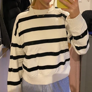 Randig sweatshirt från ARKET - Säljer denna superfina sweatshirt från ARKET i storlek S. Tröjan är helt oanvänd och därför i nyskick!