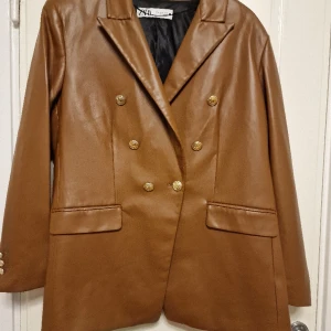 Leather broun formal blazer - Brun skinn jacka använd bara en gång för 3 timmar ser ut som helt nytt köpt för 1300 ska säljas för 800