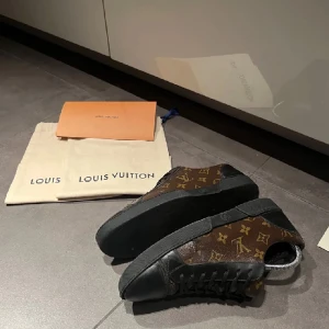 Lv skor - Tja, Säljer nu ett par lv skor i Storleken 40-41 skorna är köpta på nk. Säljer pga att den blivit för små hör av er för mer funderingar/frågor!