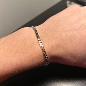 Cuban link silver braclet - Längd: 7,5 inches Tjocklek: 3,6mm  Material: sterling silver  Oanvänd 