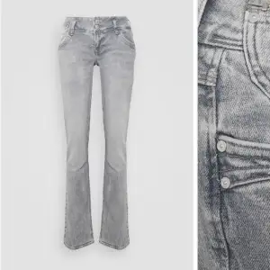 Gråa Ltb jeans i modellen jonquil, innerbenslängden är 82cm och midjan rakt över är 44cm. Har en liten ”rostning” på ena dragkedjan(se bild 3). Hör av er vid frågor🥰pris kan diskuteras!