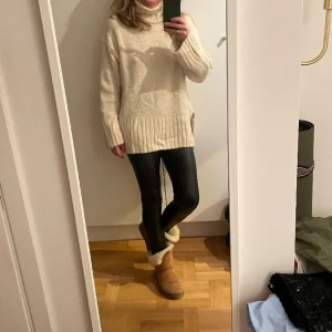 Oversized tröja  - Mjuk oversized vit stickad tröja.  Varm och otroligt skön 