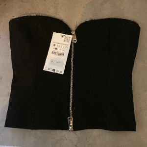 tubtopp zara  - jättefin tubtopp från zara med dragkedja, helt ny och oanvänd! säljs då den tyvärr var för liten 💓