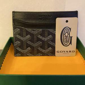 Säljer en helt ny Goyard plånbok i färgen svart, aldrig använd, pris 350kr, om du har några funderingar eller om du vill ha mer bilder är det bara att höra av dig.