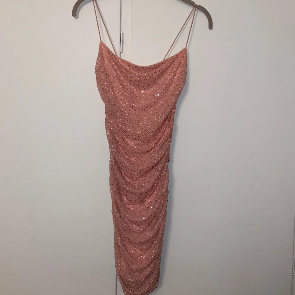 Jättefin rosa klänning från Oh polly i storlek 36 (UK 8)🌸🎀 Jättebra material och i toppenskick. Formar kroppen så fint!😍 Frakt tillkommer. . Klänningar.