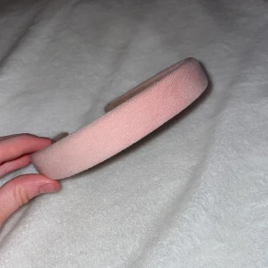 Diadem - Säljer detta jätte fina rosa diademet som är i nyskick.