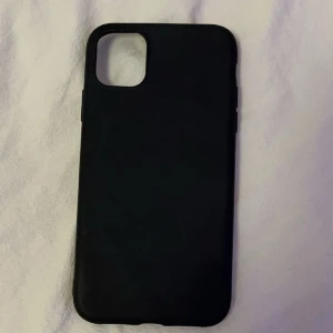 Svart mobilskal🩷 - Säljer ett svart mobilskal, jätte mjukt material och helt oanvänd❤️