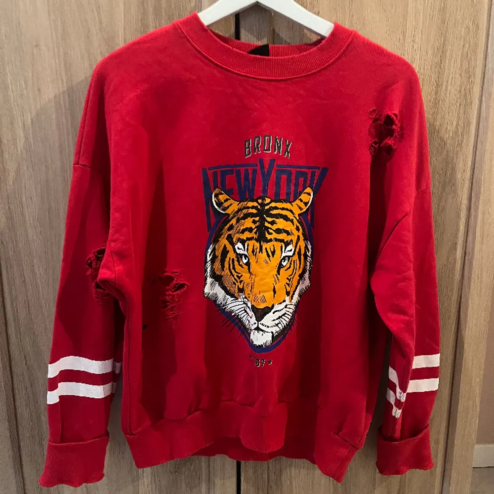 Supersnygg collegetröja ifrån Gina Tricot, med slitningar 🐯. Hoodies.