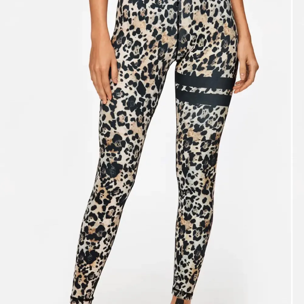 Säljer ett par träningstights med leopardmönster. De är så bekväma och väl använda men i mycket god skick🤎 Köpta för 700kr säljer för 170kr . Jeans & Byxor.