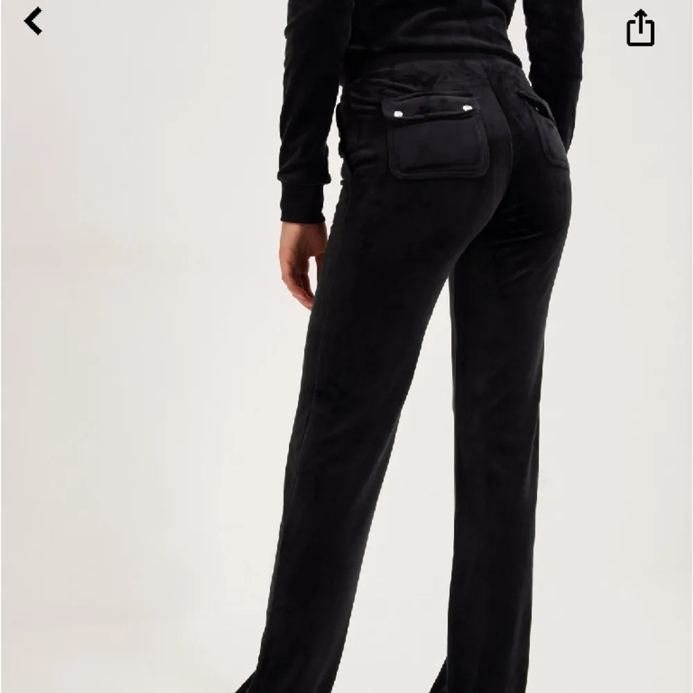 säljer även mina svarta juicy byxor pga de kommer inte till användning, kontakta för mer information❤️. Jeans & Byxor.