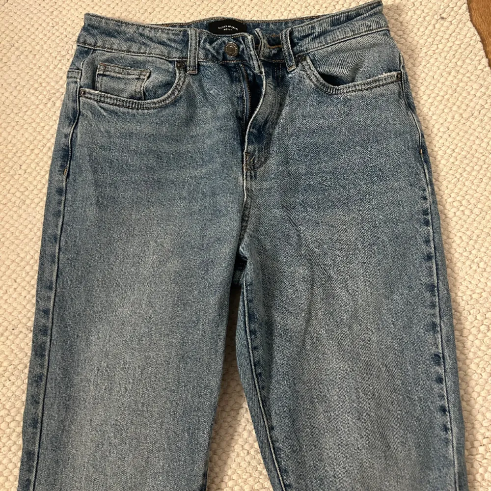 Såå snygga jeans från Vero Moda med en slits nedtill, strl EU 28/32 passar mig som vanligtvis har M/38. Säljer då dom är lite för korta på mig som är ca 170cm. 😩. Jeans & Byxor.