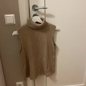 Stickad topp - Säljar min stickade topp från zara i strl S🫶🏼