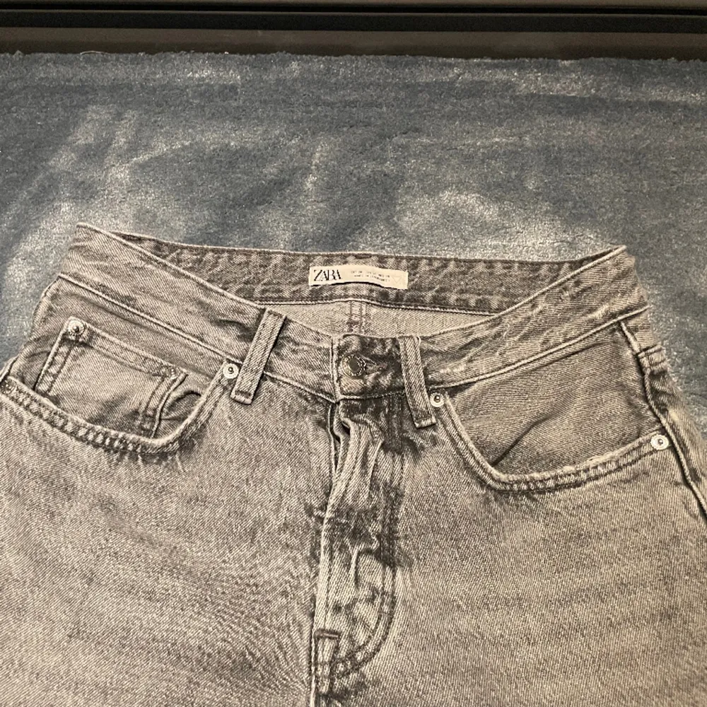 Baggy ljusgrå Zara jeans i gott skick. Säljer då de är för små. Storlek: EU 38 Tryck på ”Köp Nu” för att köpa. . Jeans & Byxor.