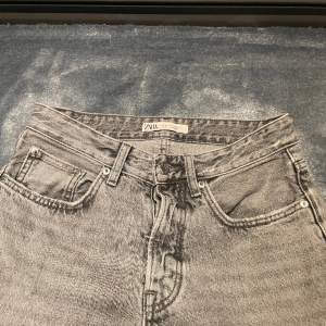 Baggy ljusgrå Zara jeans i gott skick. Säljer då de är för små. Storlek: EU 38 Tryck på ”Köp Nu” för att köpa. 
