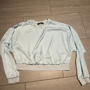 Satinliknande tröja - Superfin tröja i material som ser ut som satin. Ser croppad ut på bilden, men är längre på🩷