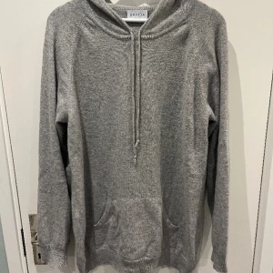 Cashmere hoodie - Säljer denna trendiga hoodie i 100% cashmere från Davida Cashmere till ett schysst pris🤩 Hoodien är i nyskick och är i storlek L men skulle säga att den även passar M! Hör av dig vid frågor eller funderingar ‼️ Priset är inte hugget i sten🙌