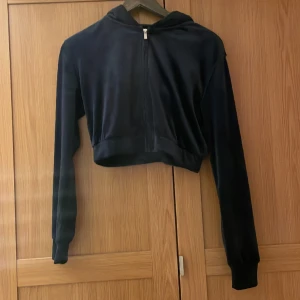 Mörkblå velvet zip up hoodie - Plugget har sällan används, den är cropad och väldigt mysig