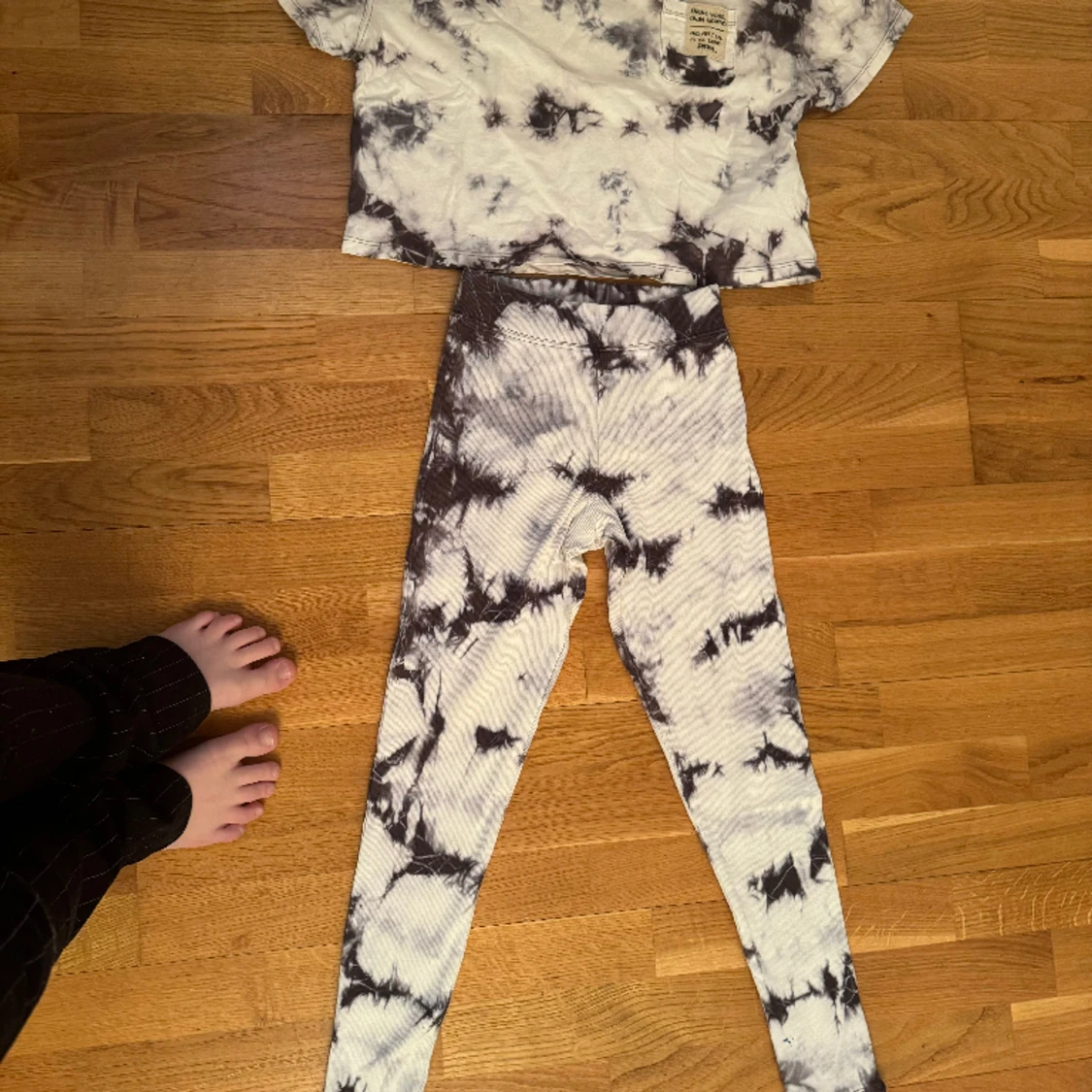 Ett sett som har en ficka på tröjan 