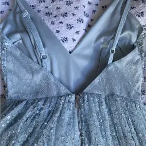 glittrig silver isblå ljusblå balklänning 
