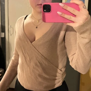 Stickad tröja  - Otroligt fin men för stor  Använt ett fåtal gånger 