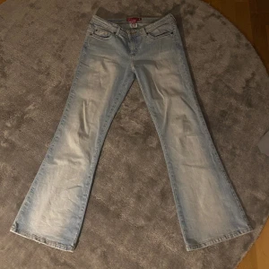 Ljusblåa jeans - Otroligt fina jeans! Jeansen är lågmidjade, flare och utan defekter. Jeansen är 37 cm i midja och 75 cm i innebenslängd. Ställ gärna frågor om ni har några 💞Kan diskutera pris.