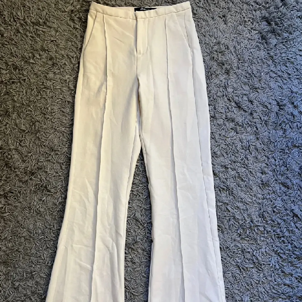 Oanvända jättefina beiga midwaist kostymbyxor från Gina Tricot i storlek XXS.   Säljer för 200 kr, kan hämtas i Kalmar eller skickas mot fraktkostnad. . Jeans & Byxor.