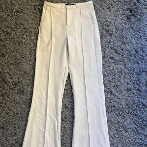 Oanvända jättefina beiga midwaist kostymbyxor från Gina Tricot i storlek XXS.   Säljer för 200 kr, kan hämtas i Kalmar eller skickas mot fraktkostnad. 