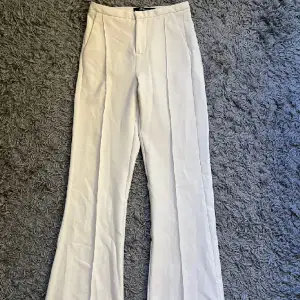 Oanvända jättefina beiga midwaist kostymbyxor från Gina Tricot i storlek XXS.   Säljer för 200 kr, kan hämtas i Kalmar eller skickas mot fraktkostnad. 