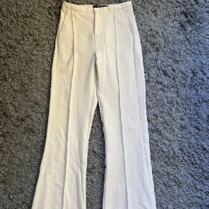 Midwaist kostymbyxor - Oanvända jättefina beiga midwaist kostymbyxor från Gina Tricot i storlek XXS.   Säljer för 200 kr, kan hämtas i Kalmar eller skickas mot fraktkostnad. 