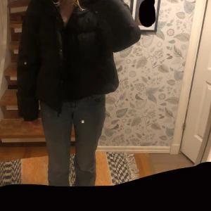 ONLY jacka - Säljer en matt svart only jacka, endast testad och säljer pga kommer inte till andvändning. Storleken är medium. Köpt för ca 1100(andvänd inte köp nu💕)