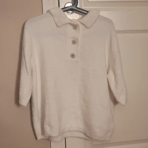 Kortärmad stickad tröja - Köpt från Sellpy och i väldigt bra skick💕