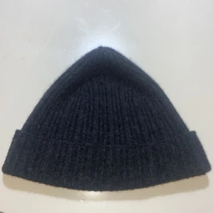 Mössa - Säljer min Kashmir mössa från John Henric! Inga defekter, riktigt skön med bra passform. Orginal pris 800kr, mitt pris 299kr!. Hör av er vid minsta fundering!