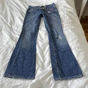 Super snygga lågmidjade levis jeans, i bra skick. Säljes då dem tyvärr är för små för mig💗 Midja 36cm Innerbenslängd 78cm