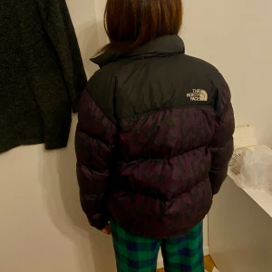 the north face jacka  - Använd, produkten är sliten men syns inte så mkt. Jätte varm och skön köpt för 3300 