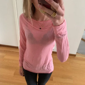 ljusrosa Intimissimi tröja 💗 - en jätte fin Kashmir tröja från Intimissimi. Den är i fint skick då den är sparsamt använd. 🙏🏼 Själv tycker jag att den passar mig som är S! Nypris 449kr 💗💗pris kan diskuteras 🙌🏻