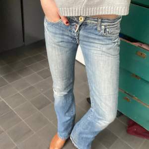 Så snygga low waist Replay jeans. Jag säljer på grund av att de tyvärr har blivit för små på mig. De har en lagning på bakre ben då de fick ett hål där, men inget man tänker på när jeansen sitter på. ☀️❤️