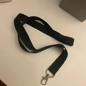 Svart nyckelband  - Säljer detta svarta nyckelband då de inte kommer till användning längre💕 skicket är bra och priser kan diskuteras❣️ hör av er vid frågor mm