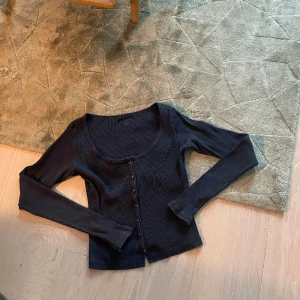 Brandy mellan kofta  - Söt mörkblå räfflad brandy Melville kofta!💕🥹säljer då den är för liten ❤️använd gärna köp nu 