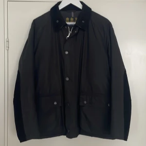 Barbour jacka - Vaxad Barbour jacka med foder. Regular fit. Toppskick, använd ett par gånger!