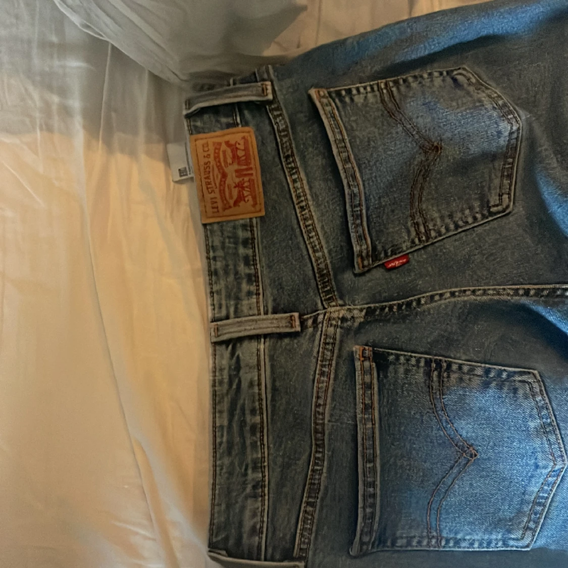 Jättesnygga low Waist jeans från Levis! Nästan helt nya och har Inga defekter💗kostade 800 från början och nu säljs för 650kr!💗 - 91