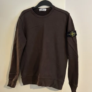 Stone island tröja  -  Jättefin mörkbrun Stone island tröja i storlek S Använd 3-4 gånger Inga defekter  Pris kan diskuteras     