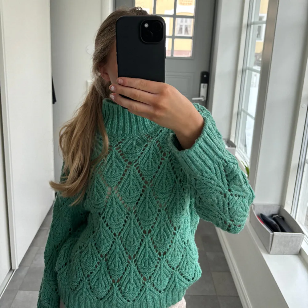 Säljer denna sjukt fina stickade tröjan från Zara barn. Storlek 11-12 (152), men sitter som XS. Så fin färg nu till våren 💕💕. Tröjor & Koftor.