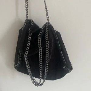 Stella McCartney liknande väska - Så snygg och cool, säljer då den inte kommer till användning.💗 Det finns flera fickor både med och utan dragkedjor, och en dragkedja för att stänga väskan. Priset kan diskuteras💗