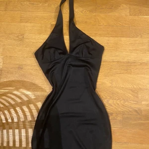 Svart klänning  - Klänning från hm aldrig använd bara testad, kan knytas på olika sätt💕