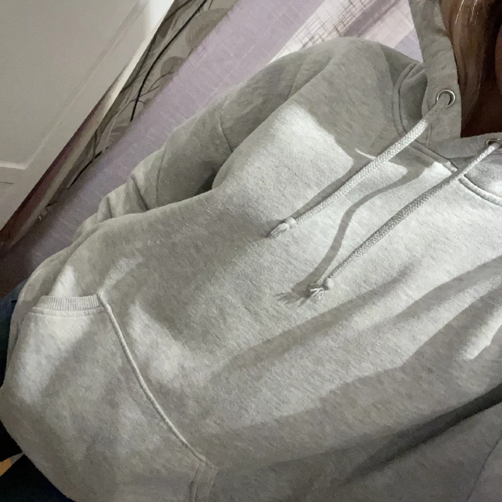 Snygga hoodies från bikbok, använda men det märks inte på något sätt, nypris ca 399, köp en för 170 eller båda för 250! En grå och en vit, grå är i M men sitter som s. Hoodies.
