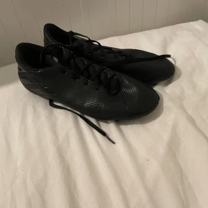 Adidas nemeziz -  dem är. Knappt använda och dem är på ny skick. Ska sälja dem eftersom dem är små.
