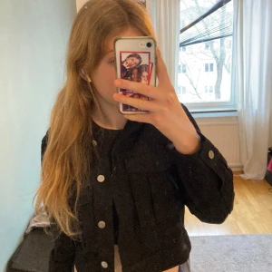 Jeansjacka svart - Svart jeansjacka, cropped. Knappt använd. 