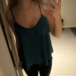 Blå/grönt linne - Superfint linne som är lite mörk-turkost. Aldrig använd🩷